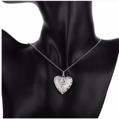 COLGANTE RELICARIO CORAZÓN CALADO