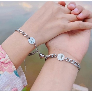 2 PULSERAS CON IMÁN CORAZÓN Y CHAPITA PERSONALIZADA PARA PAREJAS