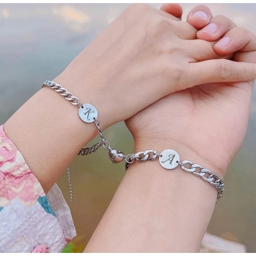 2 PULSERAS CON IMÁN CORAZÓN Y CHAPITA PERSONALIZADA PARA PAREJAS